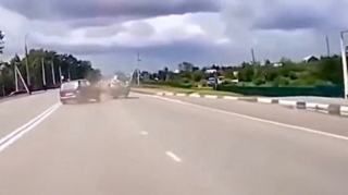 Bir neçə qayda pozuntusu törədən sürücü “Niva”nı dərəyə aşırdı    - VİDEO