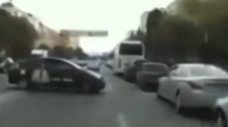 Qoşa xəttin üstündən geriyə dönən taksi sürücüsü baykeri qəzaya saldı  - VİDEO