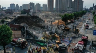 Bina avtobus dayanacağının üzərinə uçdu: 9 nəfər öldü   - FOTO