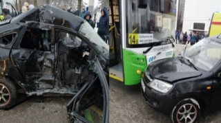 "Lada" sərnişin avtobusu ilə toqquşdu: Biraylıq körpə və bir kişi... 