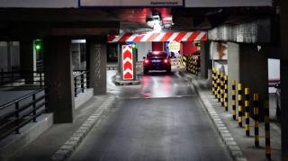 Əməkdar artist parkinqdə qadınla dava etdi - VİDEO