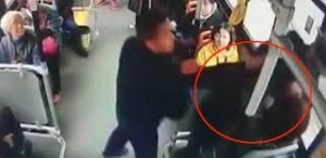 Avtobusda maraqlı hadisə: kişi qadının quçağına oturub onu şillələdi - VİDEO