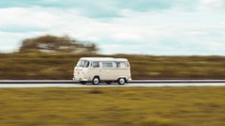 Qadın dəfn mərasiminə gedərkən furqonda oyanıb 