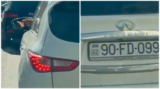 Sürücüdən yol mədəniyyətinə zidd davranış: Siqaret kötüyünü yola atdı   - VİDEO