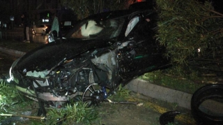 Bakıda avtomobil dekorativ ağaclara çırpılıb, sürücü xəsarət alıb   - FOTO