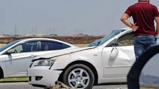 Hövsan yolunda minik avtomobili aşıb - VİDEO 