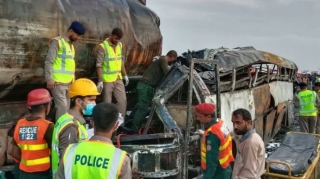 Pakistanda sərnişin avtobusu yanacaq daşıyan maşınla toqquşub: 20 nəfər ölüb 