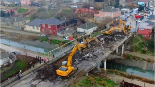 В поселке Сарай начался демонтаж аварийного моста - ВИДЕО