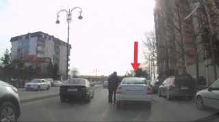 Yüngül qəzanı yolun ortasında həll edə bilməyən sürücülər tıxac yaratdılar - VİDEO