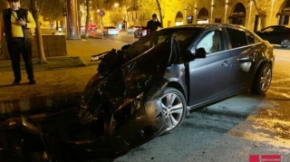 Bakıda iki maşın toqquşdu:  ağır xəsarətlər   - FOTO