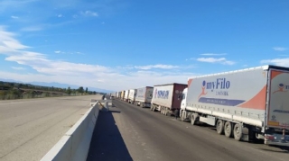 Azərbaycan-Rusiya sərhədində qalan yük avtomobillərinin sayı 2800-ə çatdı - FOTO