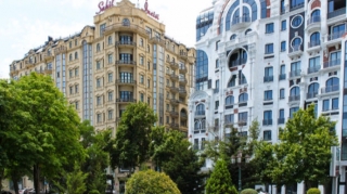 Bakıda silahlı kişi “Sahil” bağında gəzintiyə çıxdı  - FOTO - VİDEO