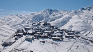 Xınalıq yolunda köməksiz qalan turist xilas edildi 