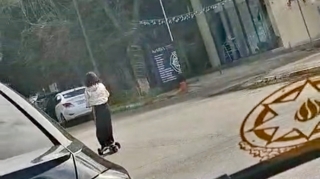 Sumqayıtda azyaşlı yolda təhlükə saçdı: Özünü və sürücüləri riskə atdı   - VİDEO