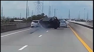 Yarışa çıxan sürücü maşını kinolardakı kimi aşırtdı - VİDEO