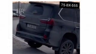 Bakıda tıxacdan bezən "Lexus" sürücüsü görün nə etdi  - VİDEO