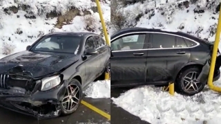 В Шахбузе легковой автомобиль врезался в газопровод, 160 абонентов остались без газа 