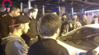 Bakıda avtomobil avtobus dayanacağına çırpıldı - Sürücünün boynu sındı   - FOTO