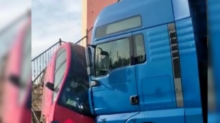 Digah qəsəbəsində yük və minik avtomobili toqquşub - VİDEO 