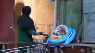 İkinci mərtəbədən yıxılan 11 aylıq körpə necə sağ qaldı? - VİDEO 