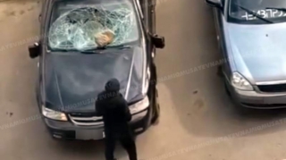Əsəbi qadın əlinə daş götürüb “Chevrolet”i pis günə saldı - VİDEO 