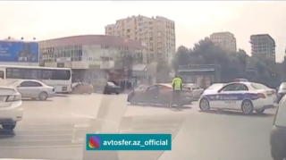 Qırmızıda keçən sürücünü yol polisi belə saxladı  - VİDEO
