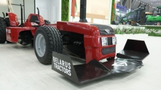 Ferrariyə bənzəyən Belarus traktoru   - FOTO