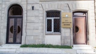 Bakıda qadını öldürmək istəyən şəxs hakim qarşısına çıxarılıb 