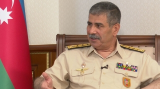 Nazir sosial şəbəkələrdən istifadə edən hərbçiləri İŞDƏN ÇIXARDI - FOTOLAR 