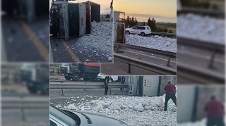 Dəmir məhəccərlərə çırpılan “KamAZ” aşdı, daşıdığı daşlar yolu bağladı    - VİDEO