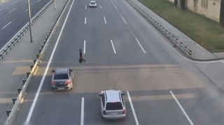 Maşın yola qaçan qadını vurdu - VİDEO