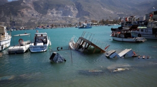 Türkiyədə qasırğa nəticəsində limandakı qayıqlar batdı