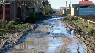 Asfalt üzünə həsrət qalan yollar, dizə çıxan palçıq – Sakinlərdən şikayət - VİDEO 