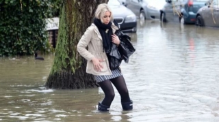 Rusiyada yolu keçən qızı sel apardı - VİDEO 