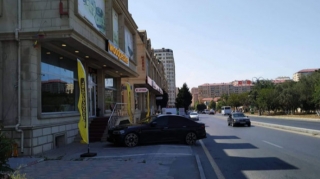Xırdalanda mağaza sahibi qanunsuz parklanma yeri yaradıb - AÇIQLAMA 