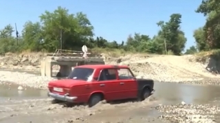 Üç min vətəndaşın yolu uzanıb - 4 aydır tədbir görülmür - VİDEO