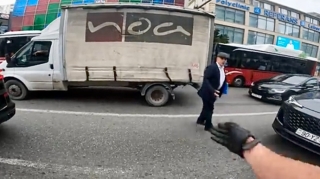 Bakıda yol üstündə gərgin anlar: Piyada ilə sürücü arasında mübahisə yarandı   - VİDEO