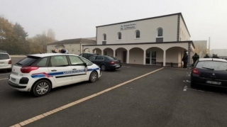 Fransada məscid binası təhqir olunub