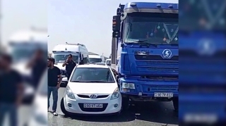 “Shacman”nın yoluna girən  xanım sürücü qəza törətdi  - VİDEO