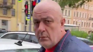 Azərbaycanlı taksi sürücüsü əlil qadını vurdu - üzünə tüpürdü - VİDEO 