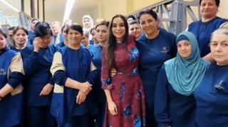 Leyla Əliyeva xalçaların toxunma prosesində iştirak etdi - FOTO - YENİLƏNİB