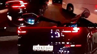 Prospektdə sürücü motosikleti gözardı edib sıxışdırdı - 99-KO-880   - VİDEO