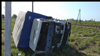 Azərbaycanda qatar yük maşını ilə toqquşdu - Sürücünün qolu qopdu  - FOTO