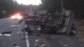 Yük maşını mnik avtomobilinə çırpıldı, üç nəfər öldü 