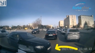 Женщина за рулем BMW нарушила требование двойной линии и стала причиной аварии - ВИДЕО 