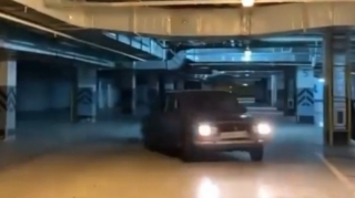 Parkinqdə "avtoşluq" edən sürücü beton dirəyə çırpıldı - VİDEO