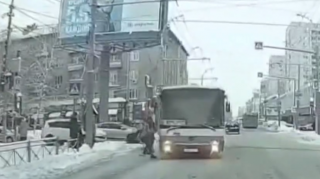 Avtobus qırmızıda keçib 15 yaşlı qızı belə vurdu  - VİDEO