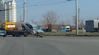 Qəzalı halda aparılan maşın evakuatordan aşaraq yenidən qəzaya düşdü  - VİDEO