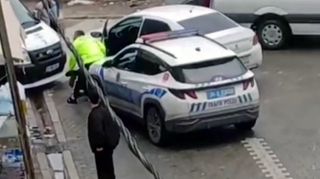 Polisdən qaçan sürücü qəza törətdi: 3 avtomobilə zərər vurdu - VİDEO 