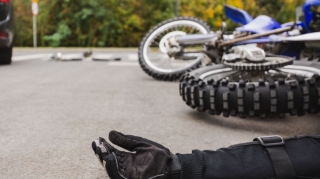 Bakıda motosiklet bordürə çırpılıb, sürücü ölüb 